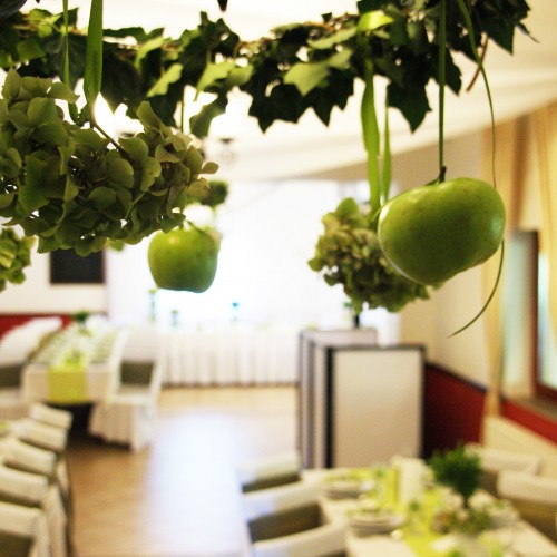 S&ouml;t&eacute;tz&ouml;ld sz&iacute;nű dekor&aacute;ci&oacute; az &eacute;tteremben