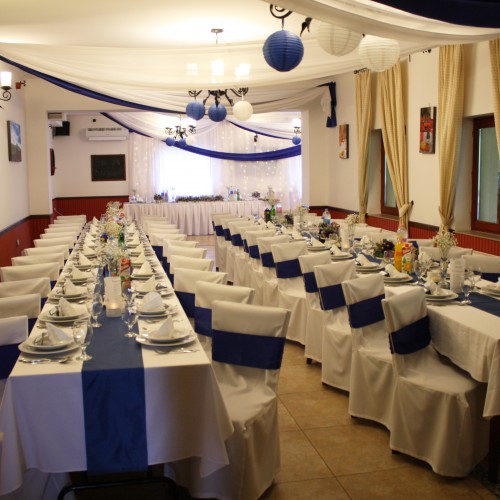 Kir&aacute;lyk&eacute;k - feh&eacute;r sz&iacute;nű dekor&aacute;ci&oacute; az &eacute;tteremben