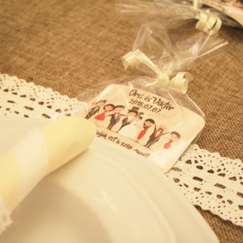 Kr&eacute;m sz&iacute;n v&aacute;szonzs&aacute;k asztali k&ouml;z&eacute;ppel